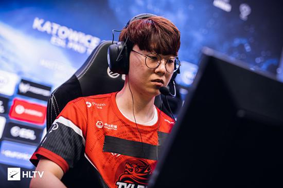 余霜告别S15与Faker Uzi合影回顾精彩时刻